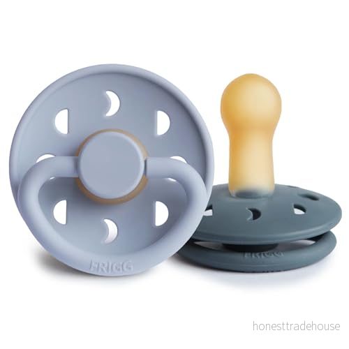 FRIGG Moon Phase Latex napp 2 Pack Naturgummi BPA fri Tillverkad i Danmark Symmetrisk Körsbärsformad Bröstvårta (Powder Blue/Slate, Storlek (6 18 Månader)) 5715239625003